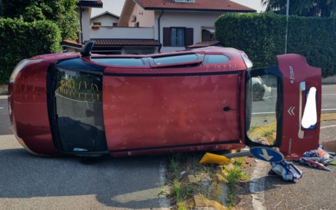 Incidente: un’auto ribaltata e due persone all’ospedale