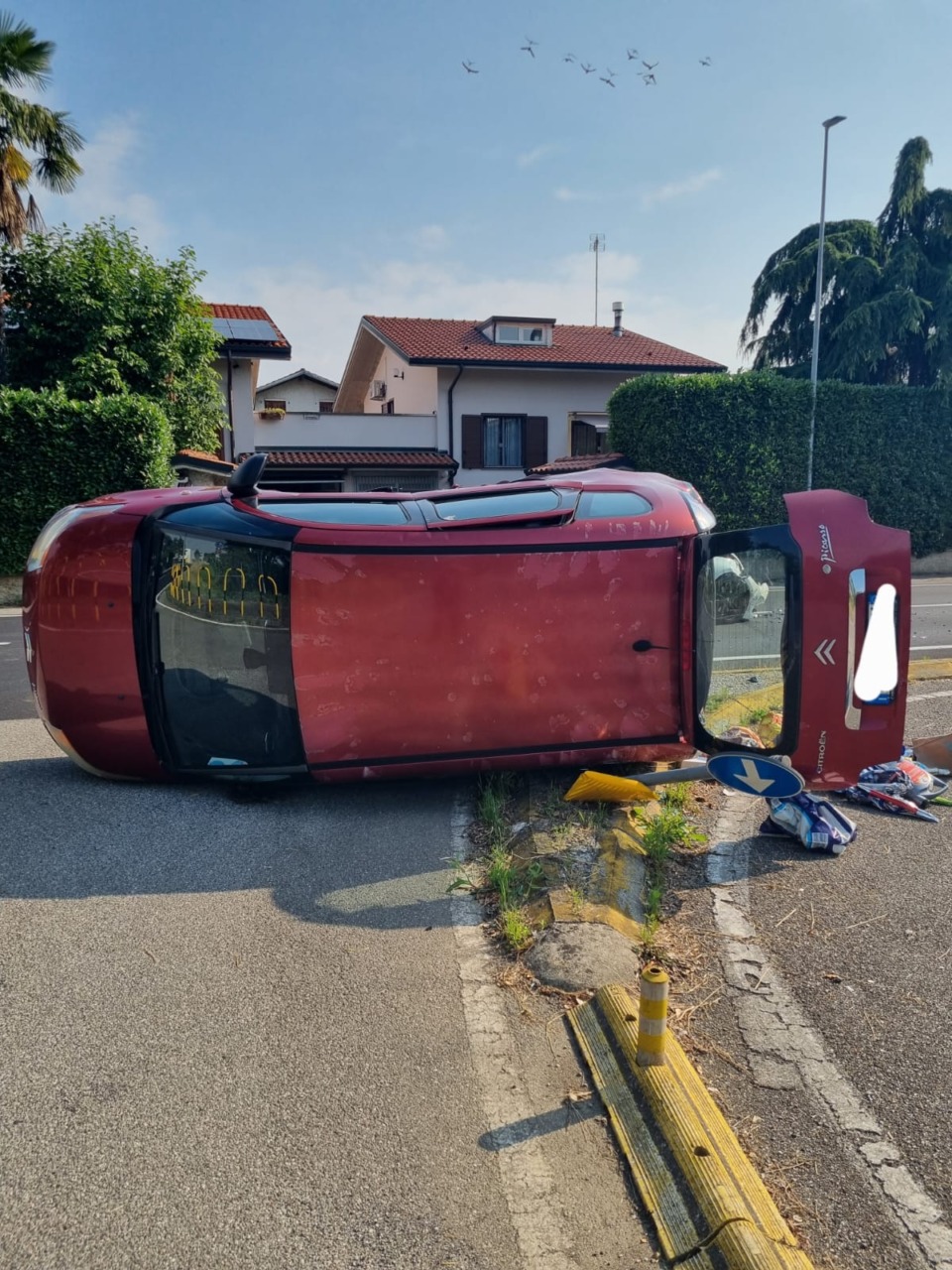 Incidente: un’auto ribaltata e due persone all’ospedale