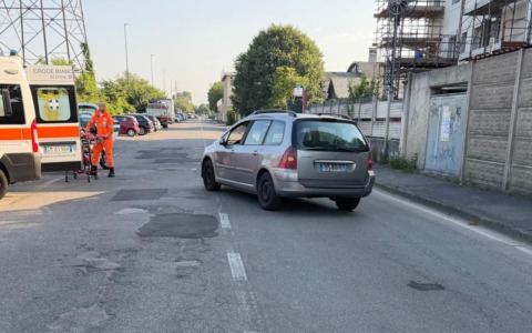 Svolta per entrare in un parcheggio, poi lo scontro con una moto: feriti nonno e nipote