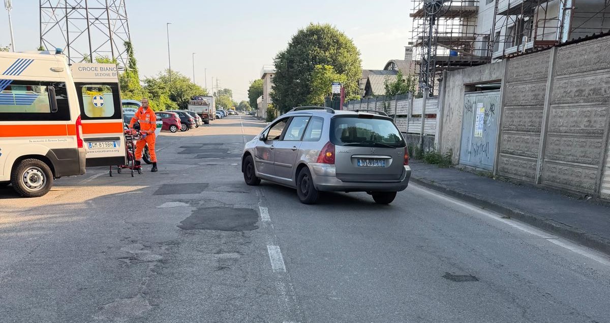 Svolta per entrare in un parcheggio, poi lo scontro con una moto: feriti nonno e nipote