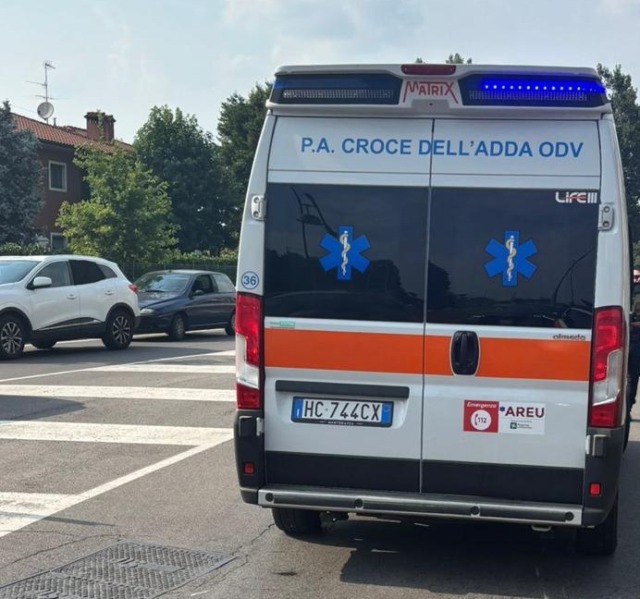 Centauro investe ciclista sulle strisce: donna di 61 anni finisce in ospedale