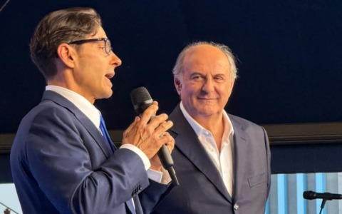 Mediaset si riunisce tre anni dopo la morte di Berlusconi. Pier Silvio dopo l’incidente: “Un miracolo se sono qui”