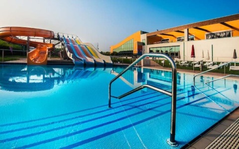 Per affrontare il caldo record il Comune taglia il prezzo della piscina comunale per i residenti