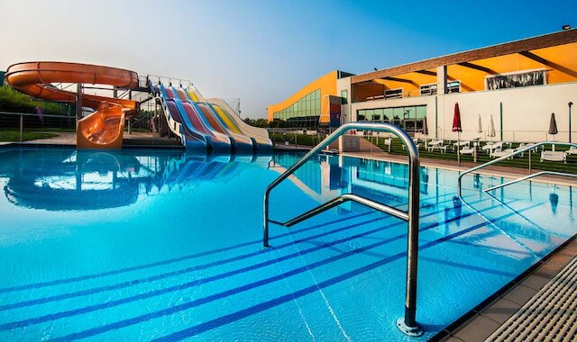 Per affrontare il caldo record il Comune taglia il prezzo della piscina comunale per i residenti