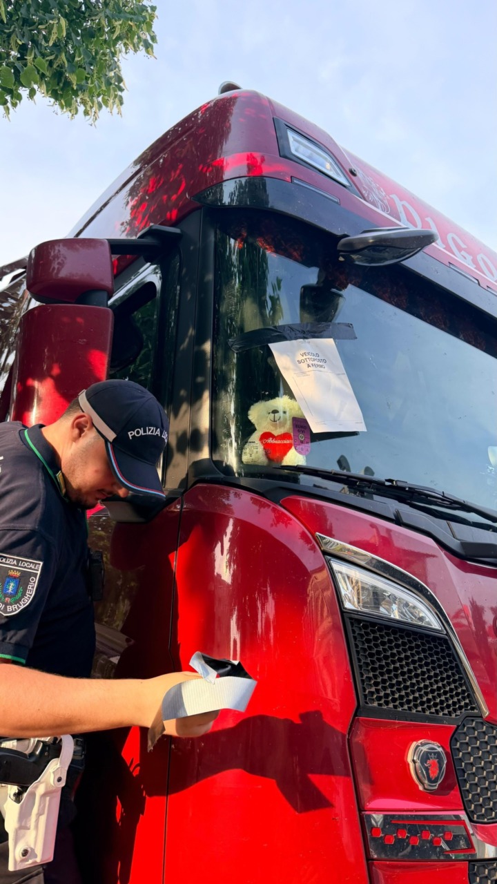 Controlli sui mezzi pesanti: multato “a ritroso” un tir con targa straniera anche per eccesso di velocità