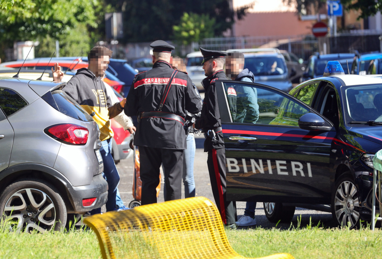L’aiuta con le buste della spesa, l’abbraccia e poi le ruba la collana d’oro
