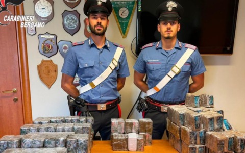 I Carabinieri controllano un’auto sospetta e trovano un borsone con quasi 80 chilogrammi di droga