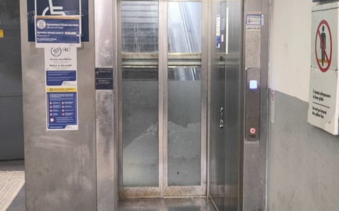 Ascensori della stazione guasti da mesi: binari inaccessibili per i diversamente abili