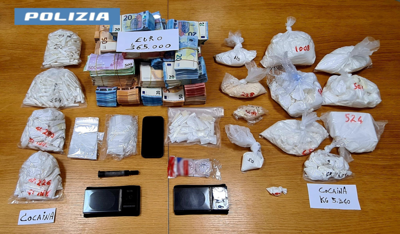 In casa 370mila euro in contanti e 5 chili di cocaina: in manette padre e figlio
