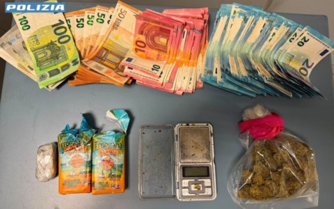Droga e contanti nei pacchetti di biscotti dentro al frigorifero