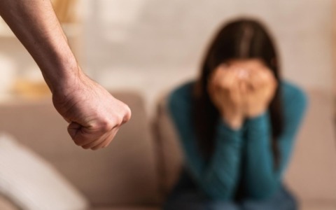 Minaccia e aggredisce la moglie a Rivolta d’Adda anche davanti ai carabinieri, 51enne arrestato