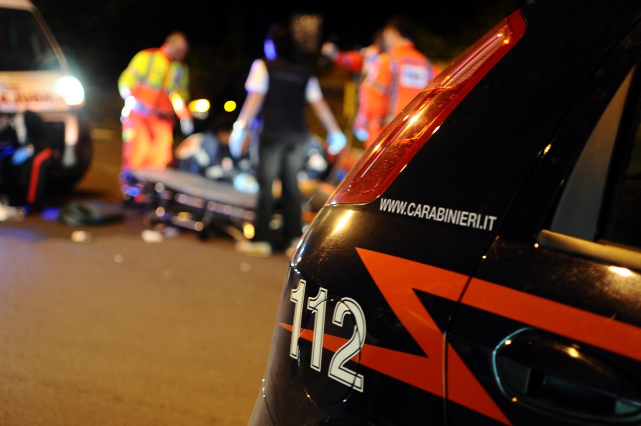 Ladri sorpresi durante un furto, per scappare speronano i Carabinieri: due militari feriti