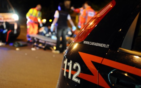 Ladri sorpresi durante un furto, per scappare speronano i Carabinieri: due militari feriti
