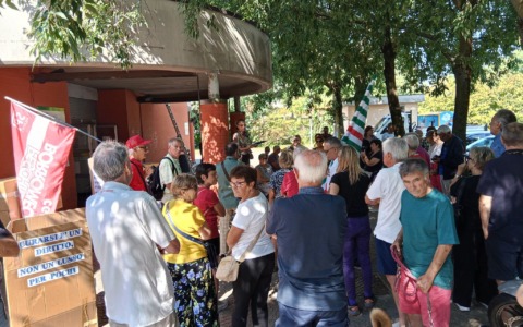 Casa di comunità e polemiche, flash mob dei cittadini: servizi divisi tra Peschiera e Segrate