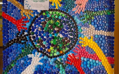 Un Pianeta fatto di tappi: alla primaria Levi di Vignate un messaggio per l’ambiente
