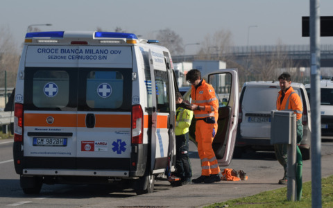 Bici e corpo a terra: arrivano i soccorsi, ma è troppo tardi. Muore 59enne