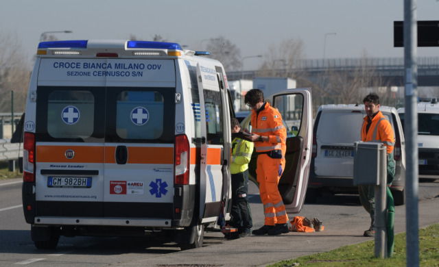 Bici e corpo a terra: arrivano i soccorsi, ma è troppo tardi. Muore 59enne