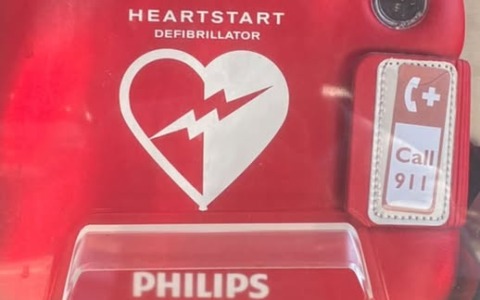 Spunta il defibrillatore “born in the Usa” in via 25 Aprile con  la scritta “911”