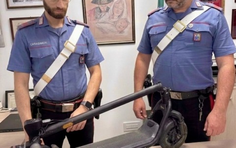 Vede i Carabinieri e tenta la fuga in monopattino. Bloccato e denunciato