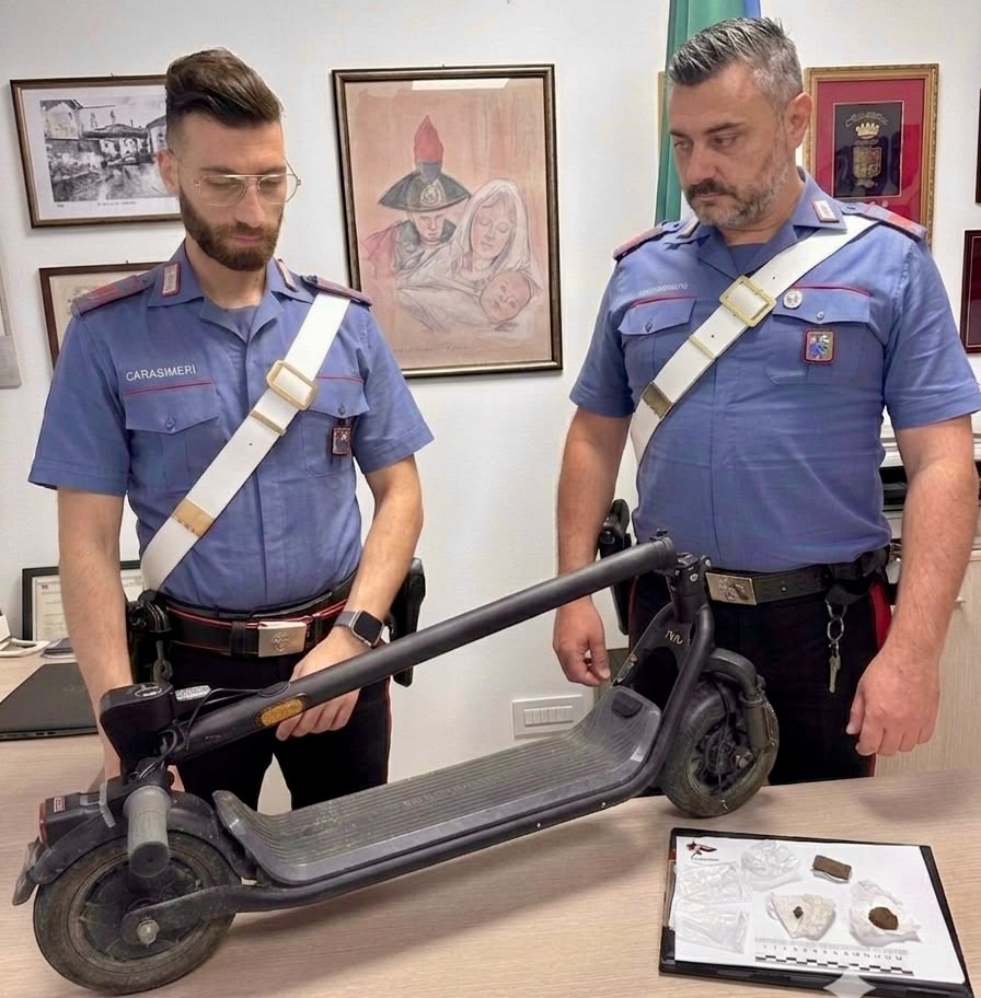 Vede i Carabinieri e tenta la fuga in monopattino. Bloccato e denunciato