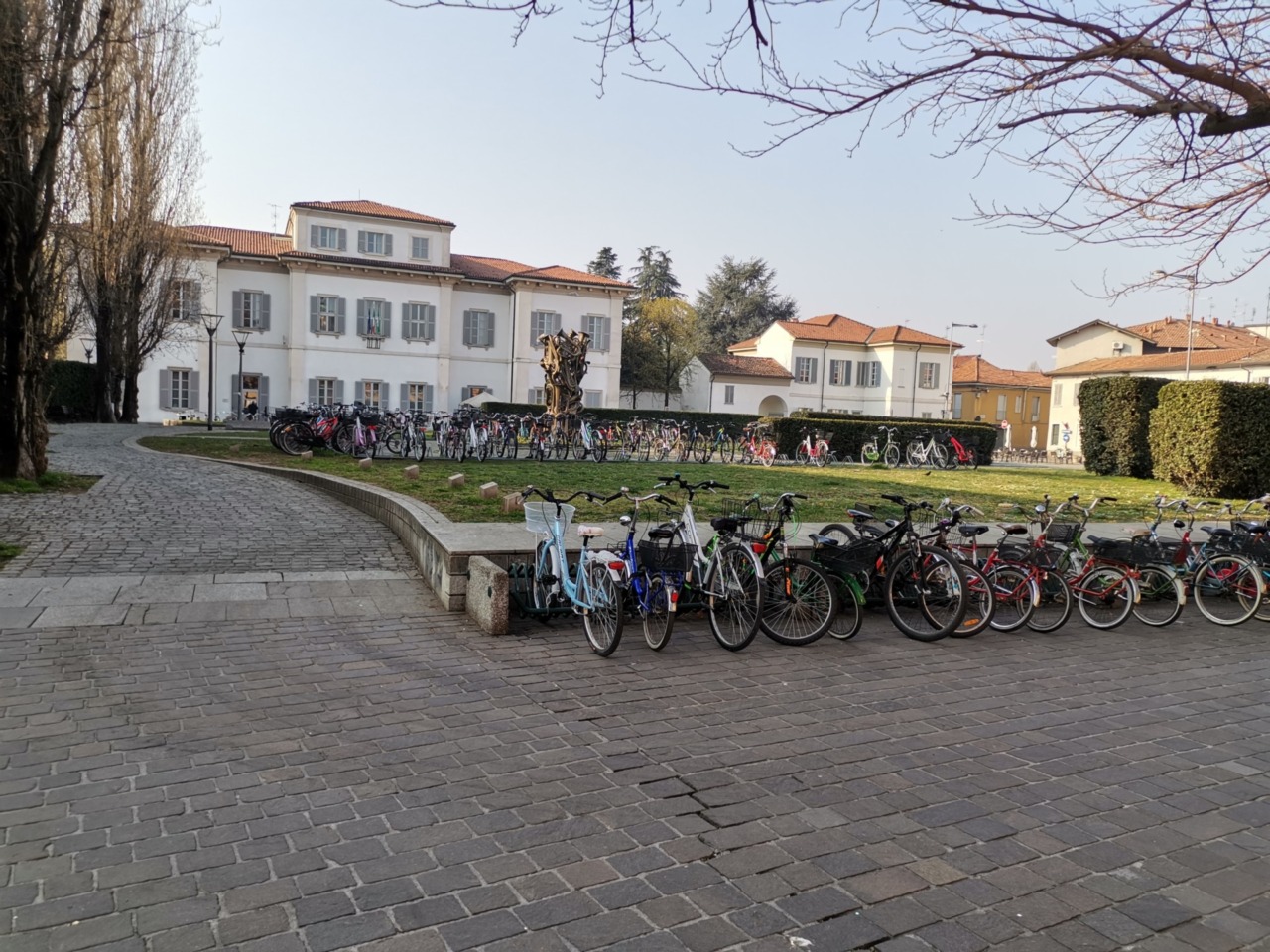 Parcheggio delle biciclette dentro la scuola contro i furti, ma è scontro con l’ex preside