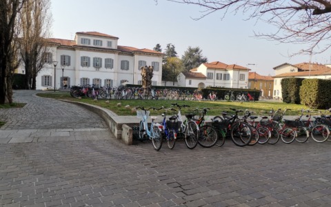 Parcheggio delle biciclette dentro la scuola contro i furti, ma è scontro con l’ex preside