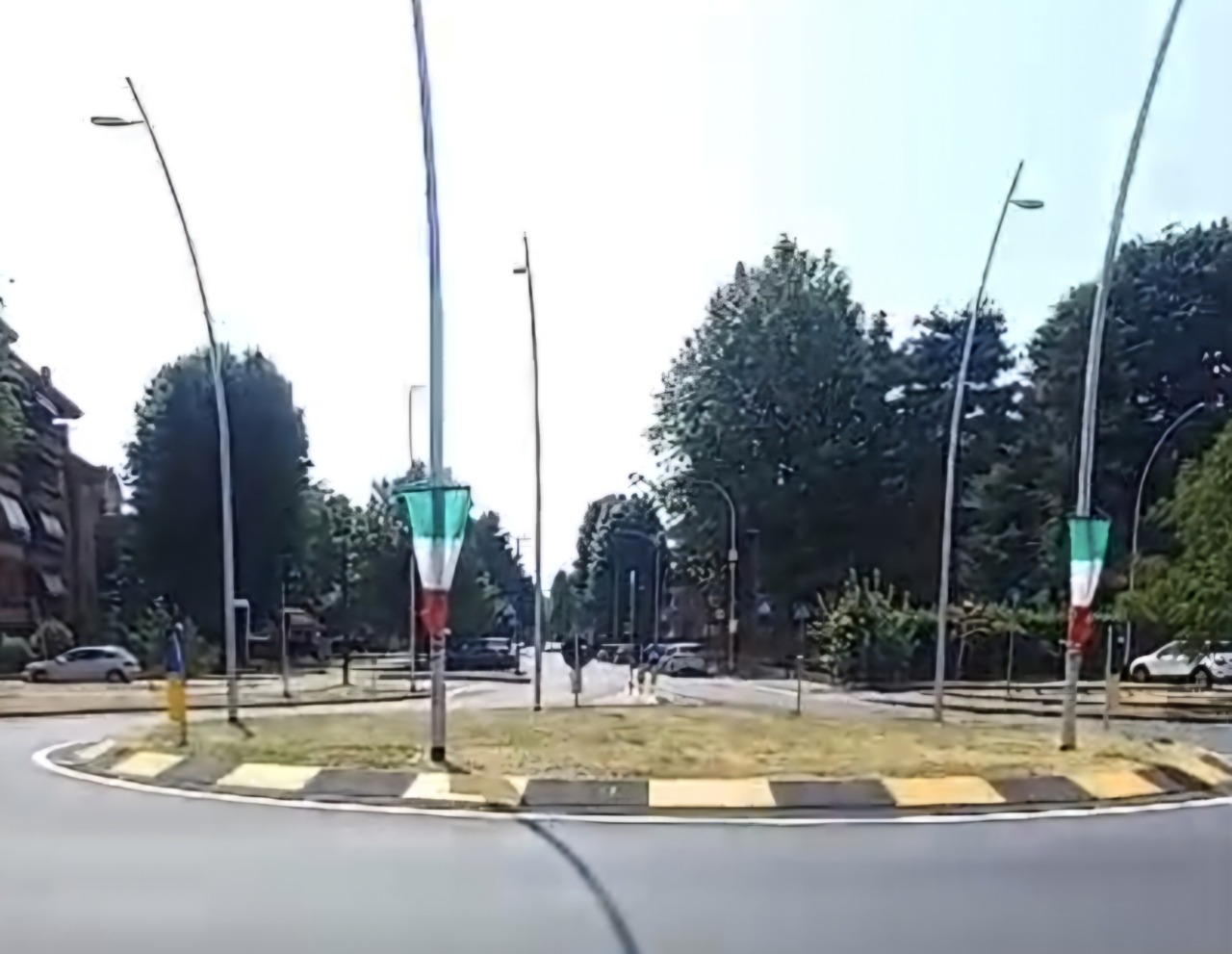 Inaugurata la rotonda sulla Padana: polemiche sull’intitolazione