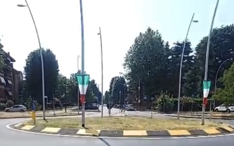Inaugurata la rotonda sulla Padana: polemiche sull’intitolazione