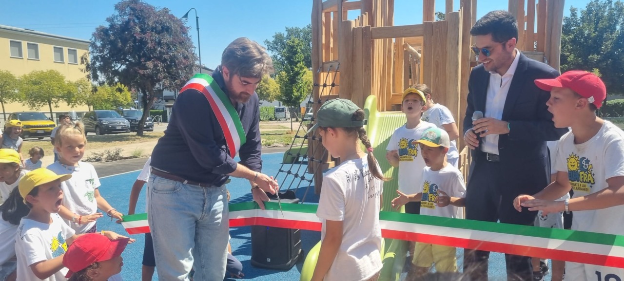 Taglio del nastro per il parco del Villaggio Ambrosiano: uno spazio per bambini e anziani