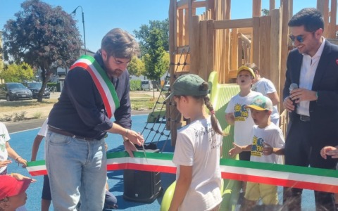 Taglio del nastro per il parco del Villaggio Ambrosiano: uno spazio per bambini e anziani