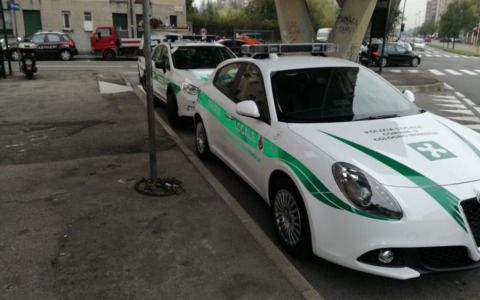 Edificio simbolo di degrado e abusivismo: operazione di Polizia, Carabinieri e cinofili
