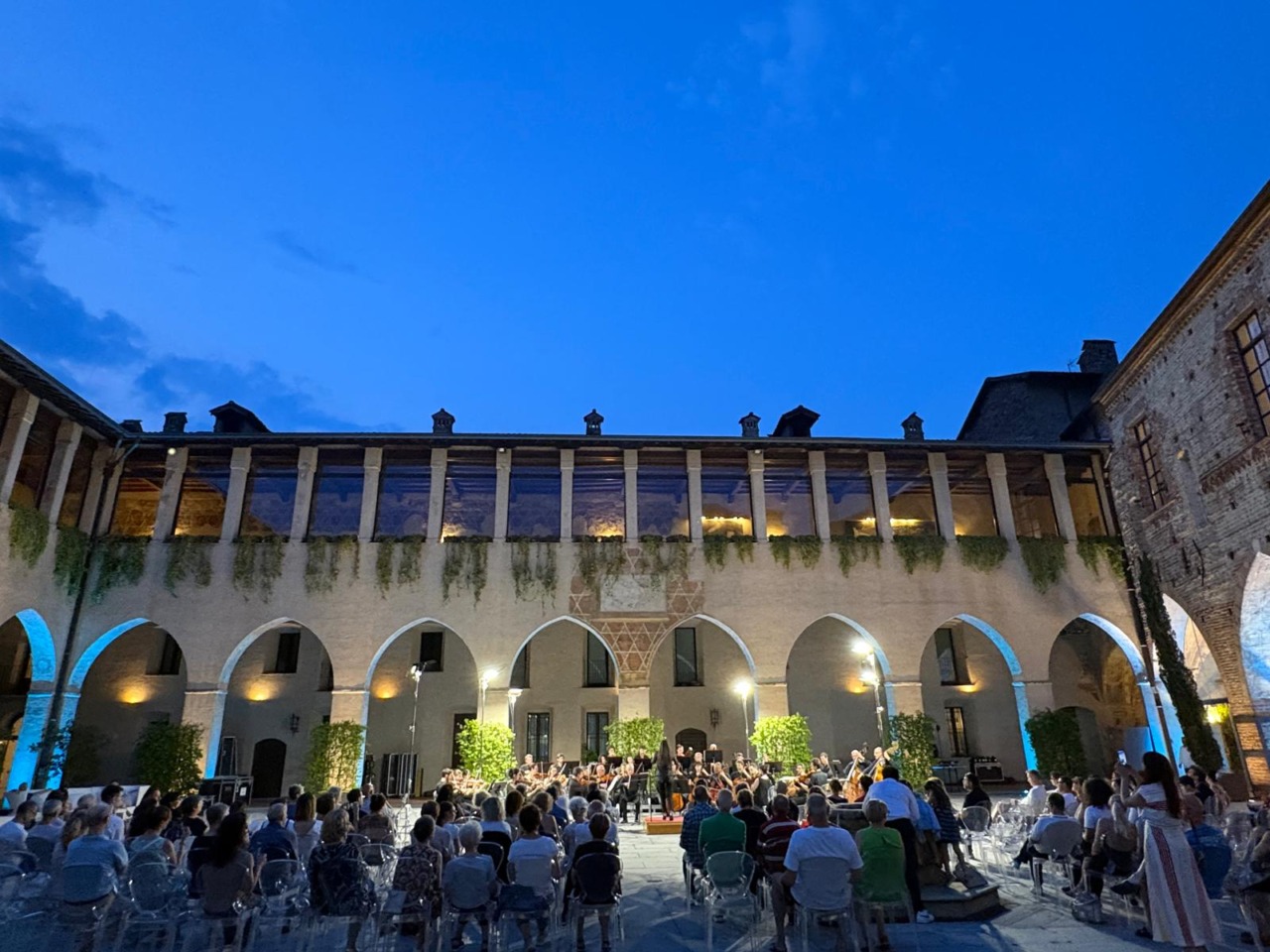 Sotto al Castello Visconteo l’ultima serata dell’orchestra dei Pomeriggi Musicali di Milano