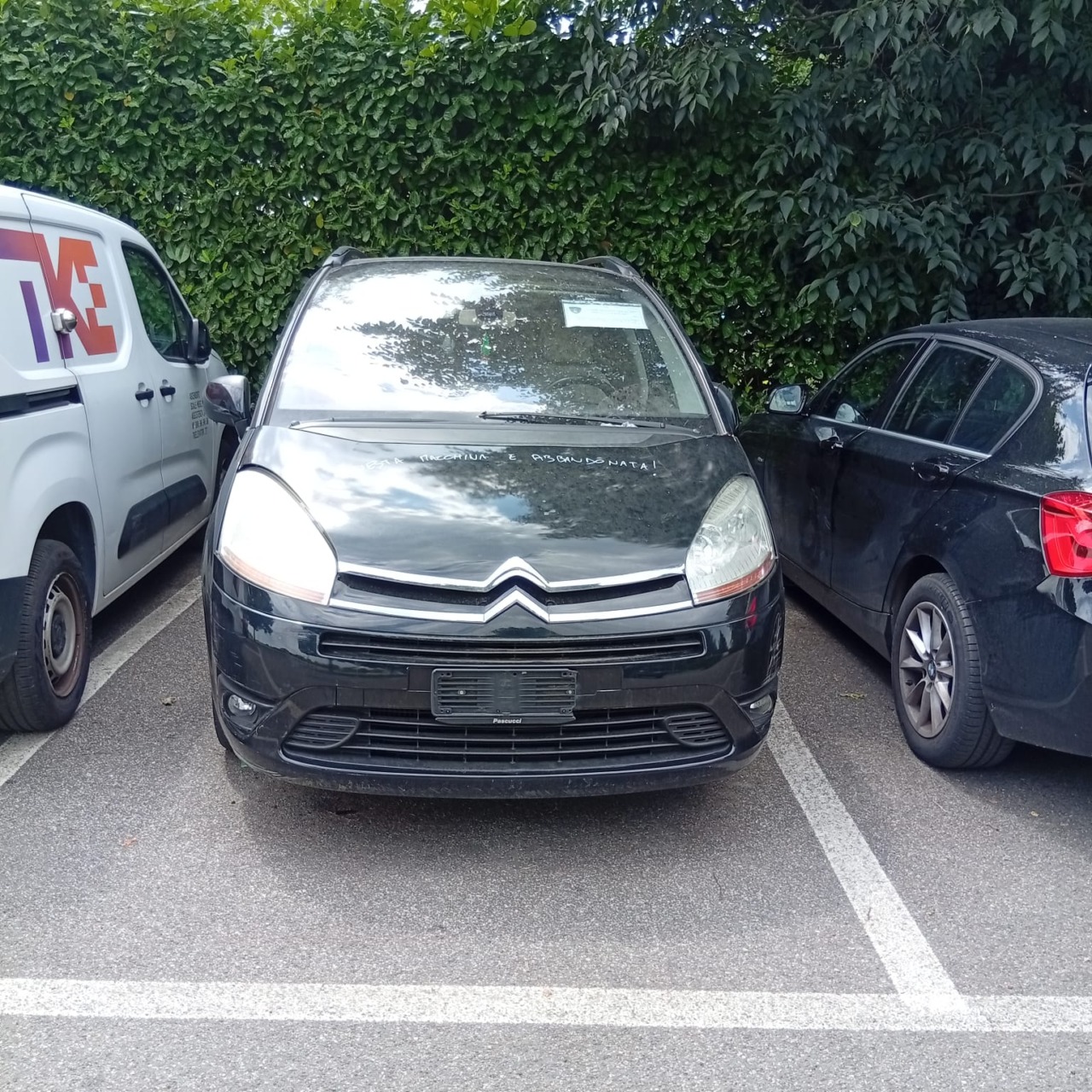 Auto abbandonata da mesi nel parcheggio, la rabbia dei residenti: “C’è persino chi ci vive dentro”