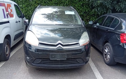 Auto abbandonata da mesi nel parcheggio, la rabbia dei residenti: “C’è persino chi ci vive dentro”