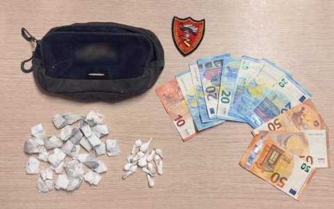 Spacciatore vede la pattuglia e scappa lanciando il marsupio con droga e contanti: arrestato e subito libero