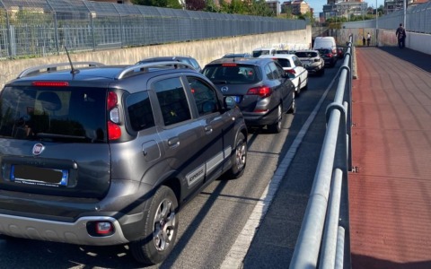 Ponte degli specchietti chiuso, stop al traffico di attraversamento: divieto di accesso in città per i non residenti