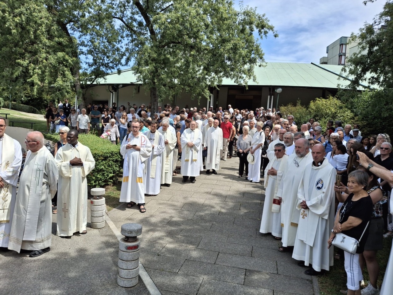 Centinaia di persone in chiesa per l’ultimo saluto all’amato don Felice
