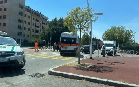 Scontro tra auto alla stazione, strada chiusa e soccorsi in azione