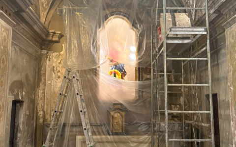 Durante il restauro della chiesa parrocchiale spunta un antico affresco