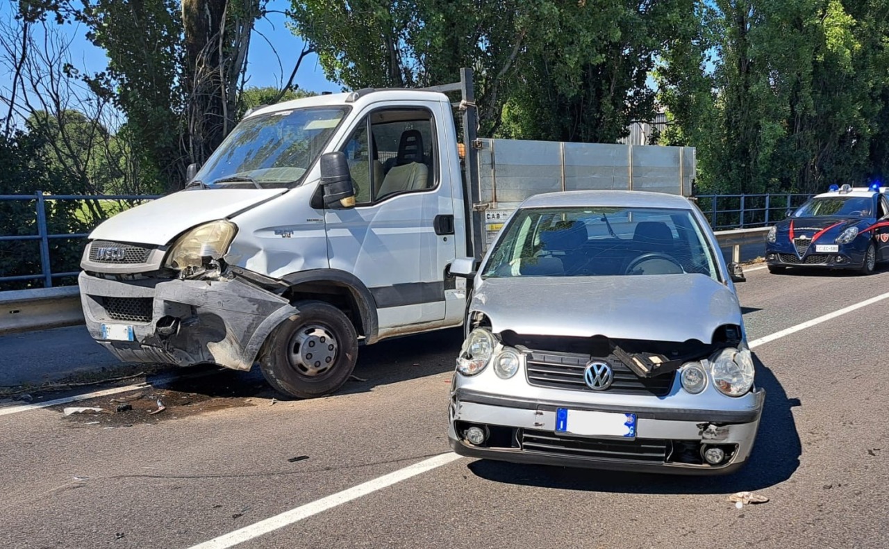 Carambola tra due auto e un camion lungo la Provinciale, chiusa la strada