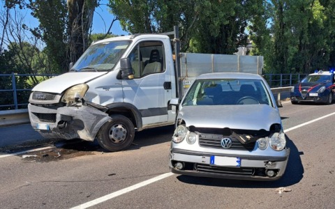 Carambola tra due auto e un camion lungo la Provinciale, chiusa la strada