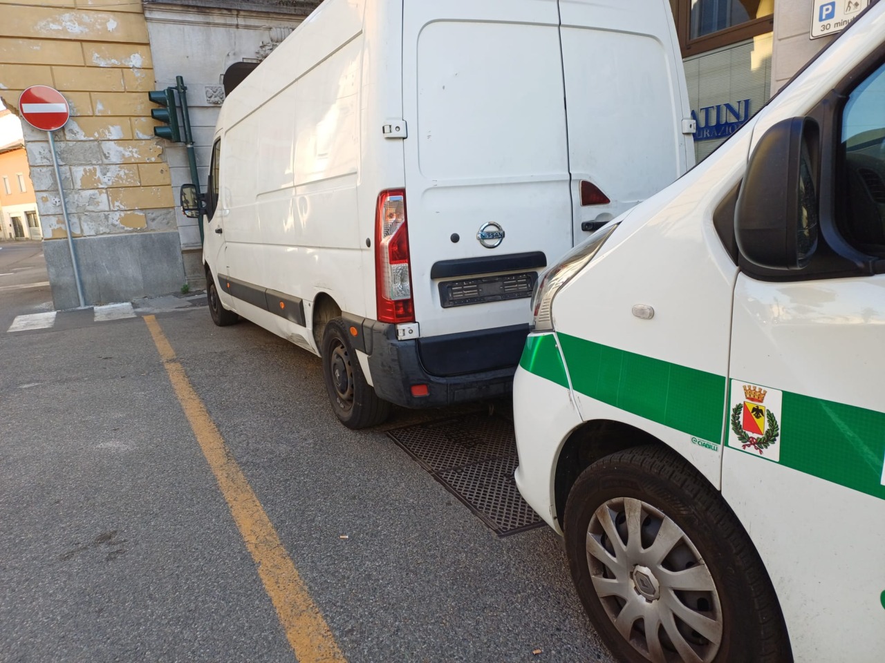 Girava su un furgone con la targa di un altro veicolo: maxi sanzione e fermo del mezzo