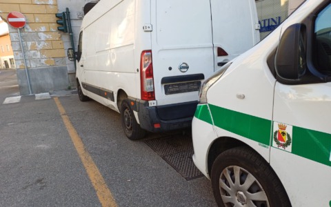 Girava su un furgone con la targa di un altro veicolo: maxi sanzione e fermo del mezzo