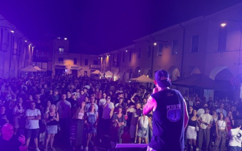 Piazza piena e grandi emozioni al concerto tributo di Ultimo in memoria di Fabio e Manuel