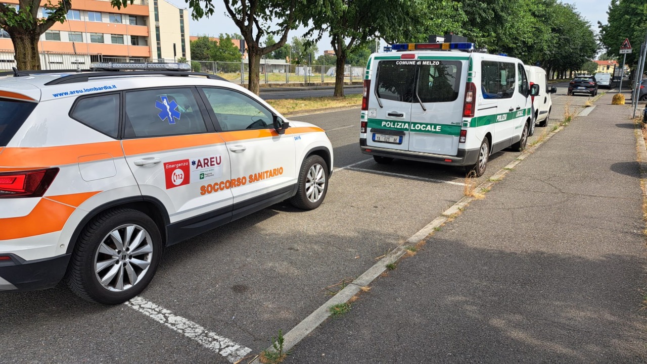 Cade da una scala e si teme il peggio: ambulanza e automedica in codice rosso
