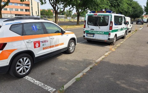 Cade da una scala e si teme il peggio: ambulanza e automedica in codice rosso