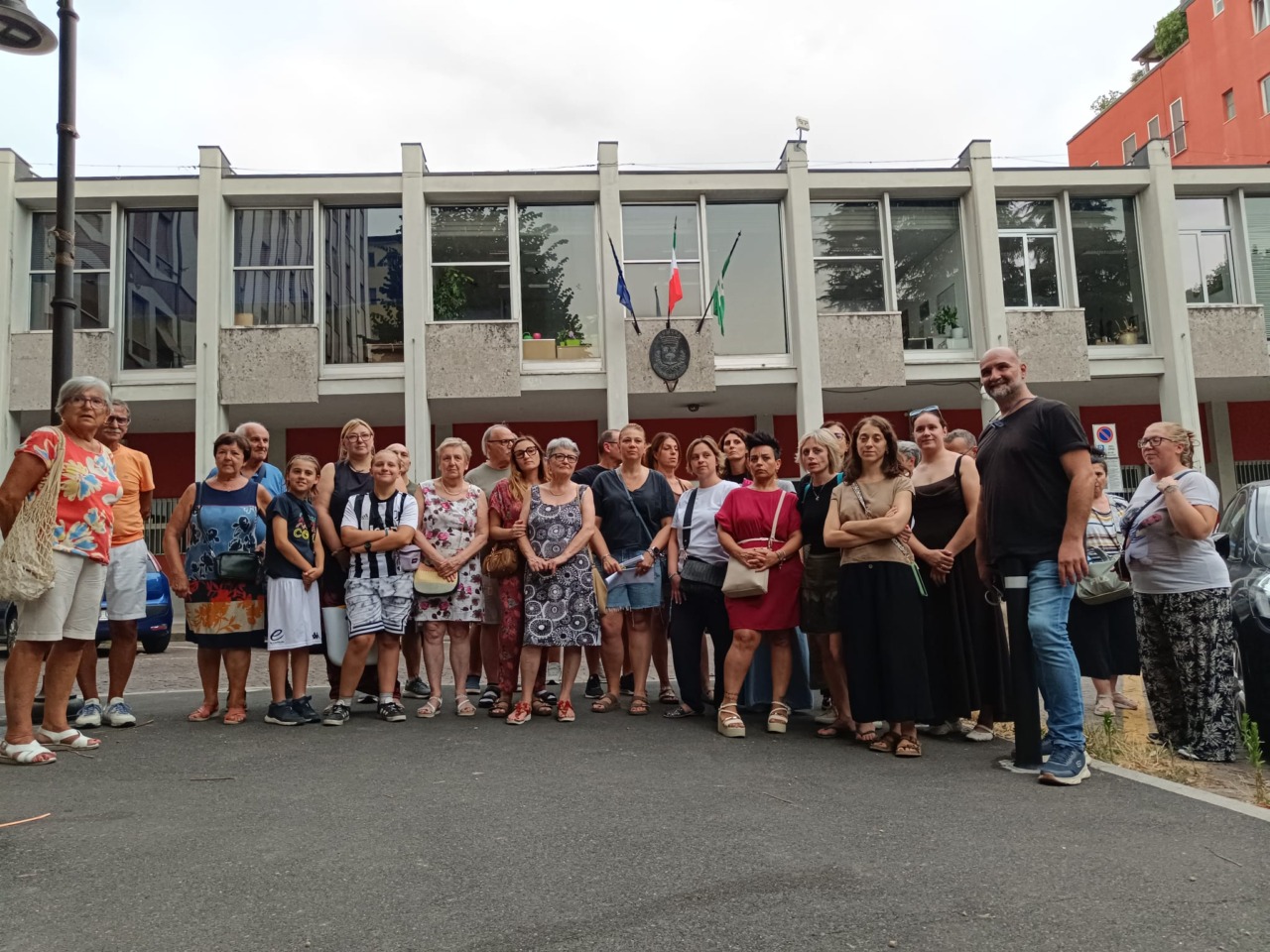 Flash mob dei genitori sotto il Municipio: “Sindaca, non cancellare la Linea Blu dello Scuolabus”