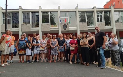 Flash mob dei genitori sotto il Municipio: “Sindaca, non cancellare la Linea Blu dello Scuolabus”