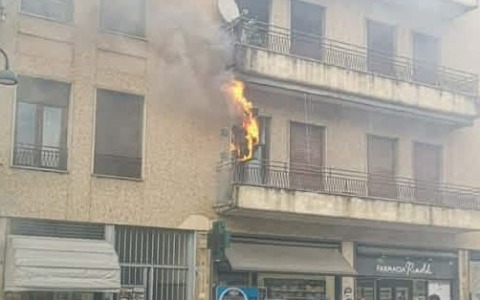 In fiamme l’insegna luminosa della farmacia installata sul balcone del condominio