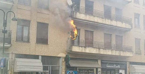 In fiamme l’insegna luminosa della farmacia installata sul balcone del condominio